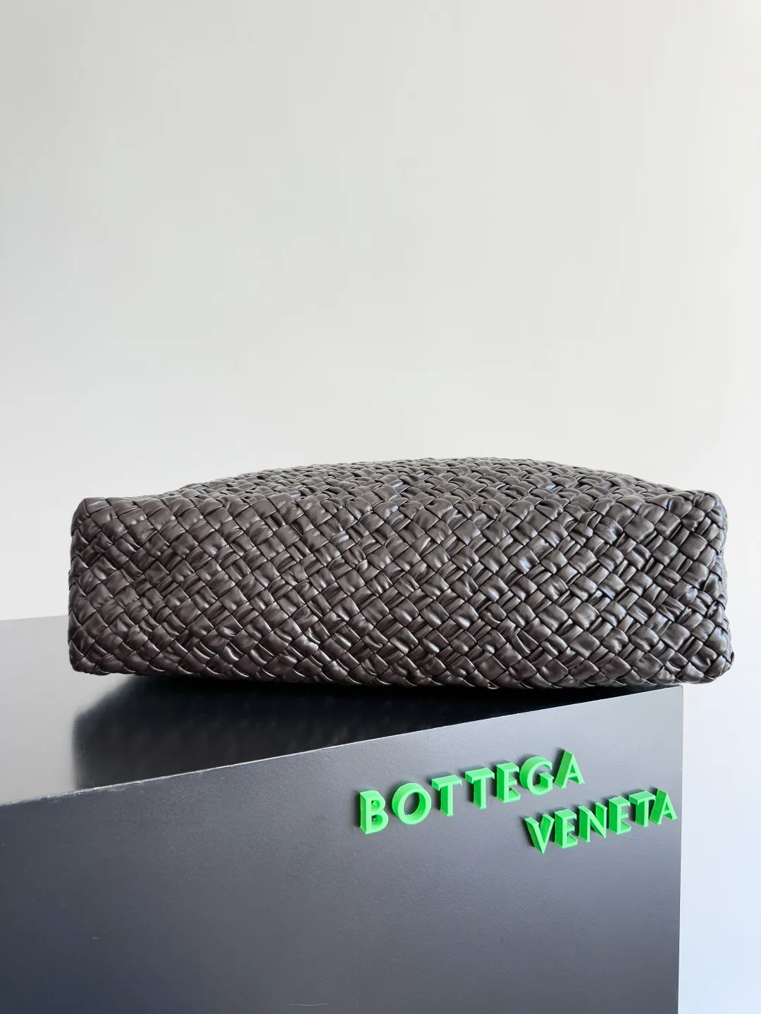 Batch 5760 BOTTEGA VENETA new product large Tosca Baci Baci means Kiss in Italian. Different from the previous Tosca style, this time the entire handbag presents a triangular shape design, and the handle is also designed with a single handle. The delicateness of each stitch of the craftsman's weaving, and the warmth of the handwork are like freshly baked bread! This is a bag that only experienced craftsmen can weave. The lightweight material and large capacity make it easy to carry whether you are an office worker or a student party😍Not only that, this bag is full of fashion, making you the center of attention whether it is a daily outing or an important occasion👀 Style number: 765373 Size: 46*34.5*13.5cm